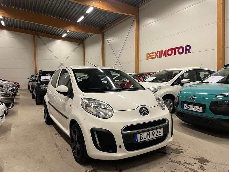 Vit Begagnad 2013 Citroën C1 Halvkombi | 74 900 kr (Marknadspris) - Bild 1/4