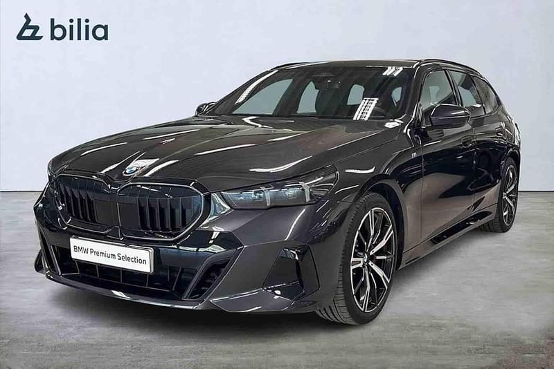 Grå Begagnad 2025 BMW 520 Kombi | 629 900 kr - Bild 1/1