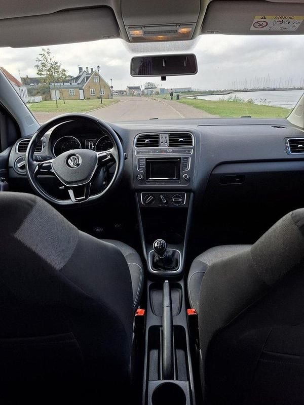 Svart Begagnad 2016 VW Polo Halvkombi | 90 000 kr (Bra pris) - Bild 1/4