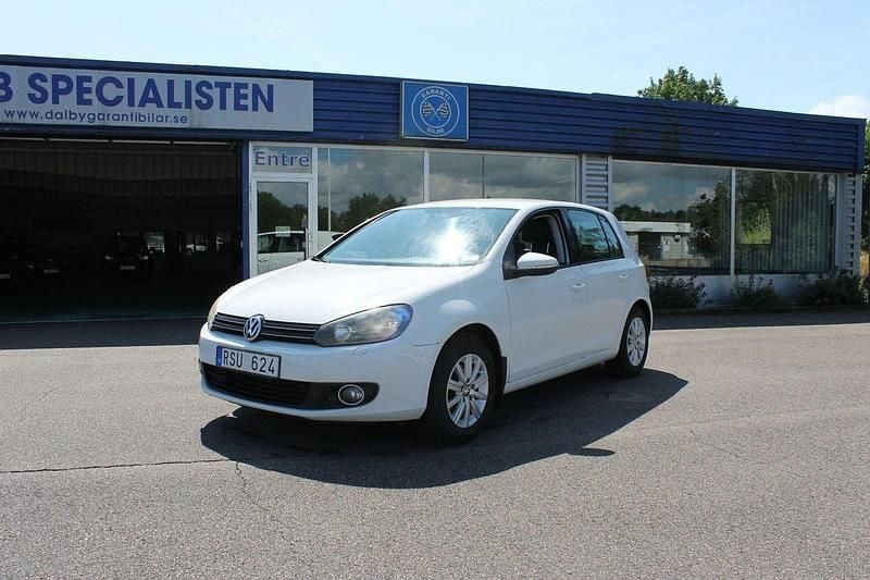 Vit Begagnad 2010 VW Golf VI Halvkombi | 68 800 kr (Marknadspris) - Bild 1/4