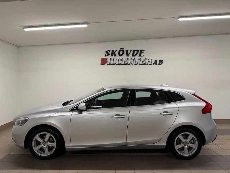 Silvermetallic Begagnad 2014 Volvo V40 Momentum Halvkombi | 82 500 kr (Marknadspris) - Bild 1/4