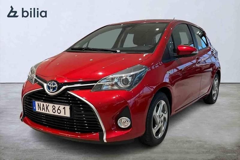 Röd Begagnad 2016 Toyota Yaris Hybrid Halvkombi | 154 900 kr (Marknadspris) - Bild 1/1