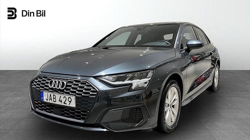 Grå Begagnad 2022 Audi A3 Sportback Proline Halvkombi | 254 000 kr (Marknadspris) - Bild 1/4