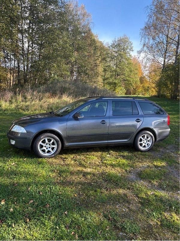 Grå Begagnad 2008 Skoda Octavia Kombi | 14 500 kr (Bra pris) - Bild 1/4