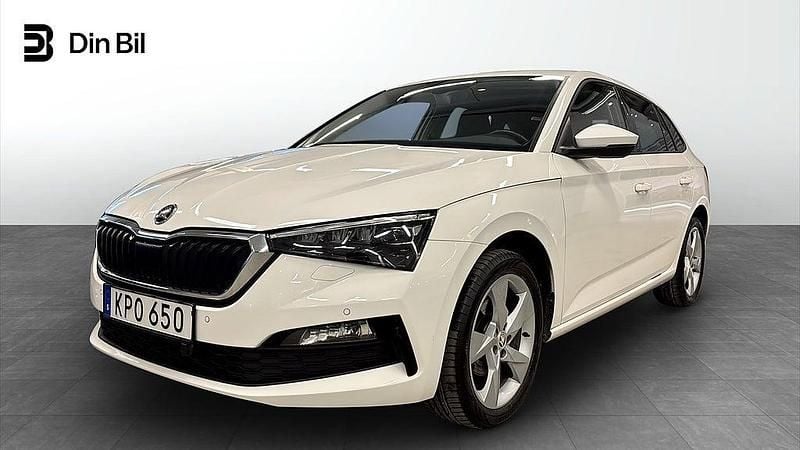 Vit Begagnad 2022 Skoda Scala Style Halvkombi | 184 900 kr (Marknadspris) - Bild 1/4