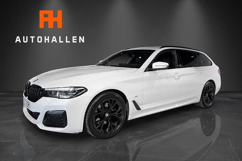Vit Begagnad 2022 BMW 520 M Sport Kombi | 379 000 kr (Marknadspris) - Bild 1/4