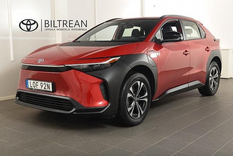 Röd Begagnad 2022 Toyota bZ4X Active SUV | 339 900 kr (Superpris) - Bild 1/4