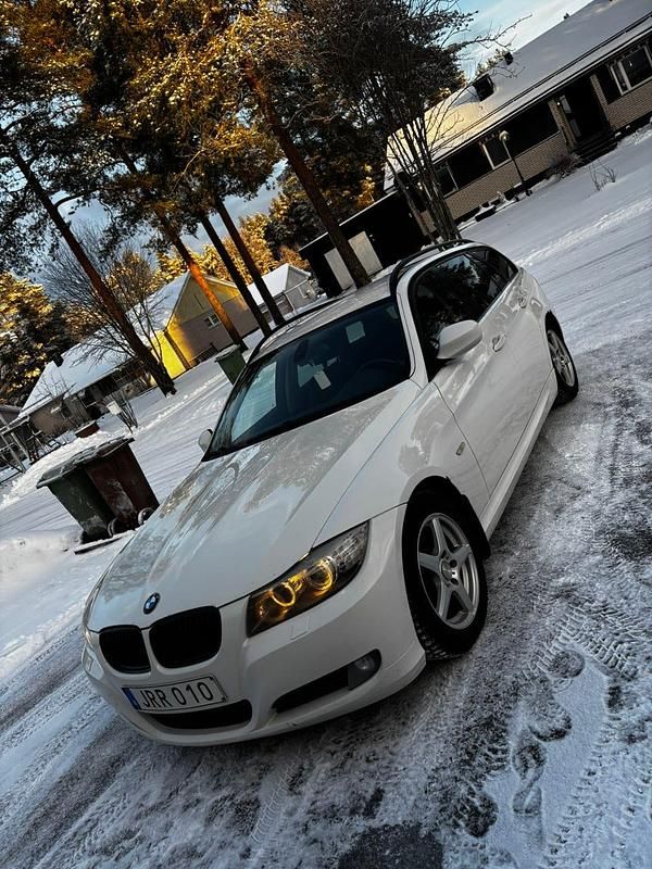 Vit Begagnad 2009 BMW 318 Kombi | 35 000 kr (Dyr) - Bild 1/4