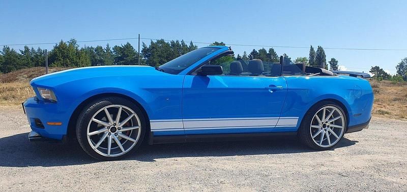 Blå Begagnad 2012 Ford Mustang Convertible Cab | 180 000 kr (Marknadspris) - Bild 1/4
