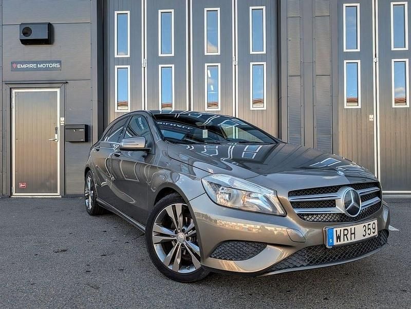 Grå Begagnad 2014 Mercedes A180 Urban Halvkombi | 129 900 kr (Marknadspris) - Bild 1/4