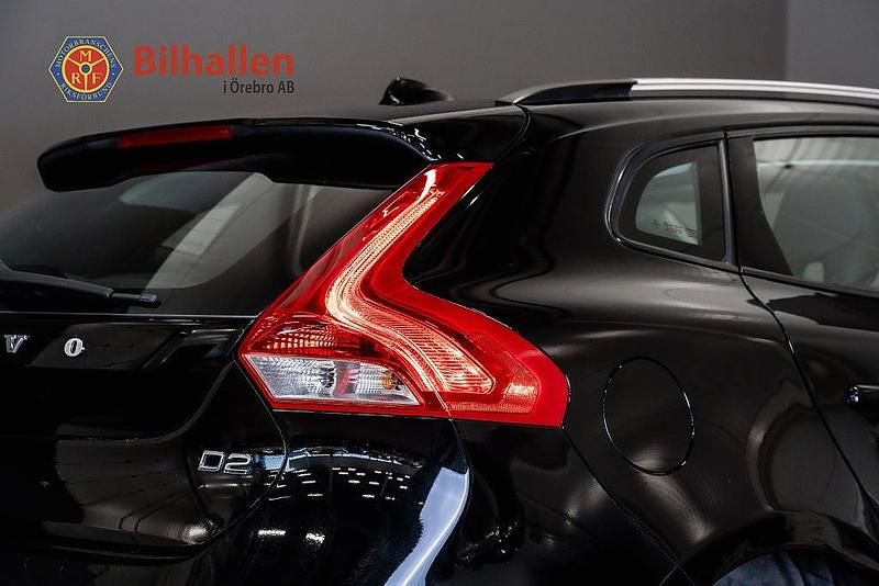 Begagnad Volvo V40 Momentum 120 HK (88 kW) 2015 Svart Halvkombi