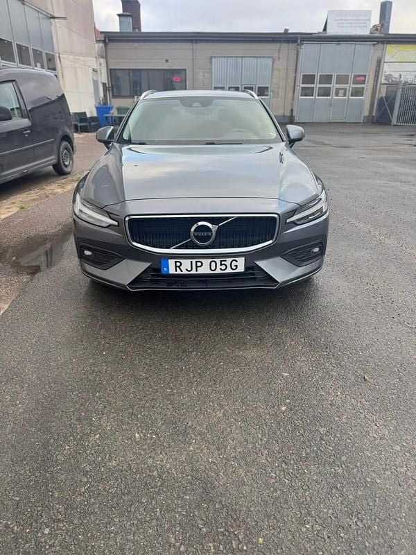 Begagnad 2020 Volvo V60 Momentum Kombi | 250 000 kr (Superpris) - Bild 1/4