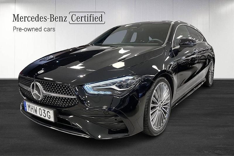 Svart Begagnad 2025 Mercedes CLA200 Shooting Brake AMG line Kombi | 379 000 kr (Marknadspris) - Bild 1/4