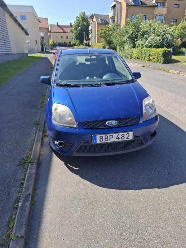 Blå Begagnad 2007 Ford Fiesta ST Halvkombi | 18 000 kr (Superpris) - Bild 1/4