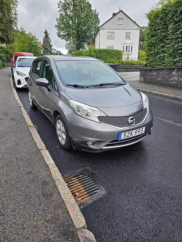 Grå Begagnad 2014 Nissan Note Minibuss | 62 000 kr (Marknadspris) - Bild 1/4