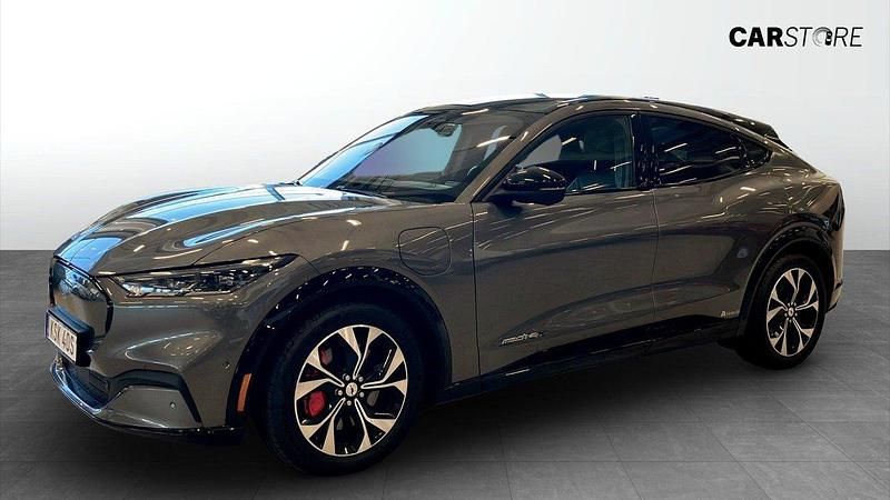 Grå Begagnad 2021 Ford Mustang Mach-E SUV | 369 900 kr (Lite dyr) - Bild 1/4