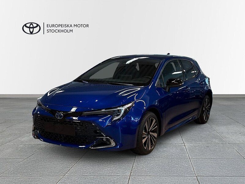 Mörkblå Ny 2025 Toyota Corolla Style Halvkombi | 369 500 kr (Marknadspris) - Bild 1/4