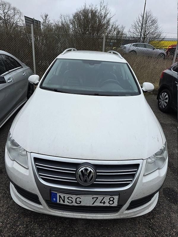Vit Begagnad 2010 VW Passat Sportline Kombi | 12 500 kr - Bild 1/4