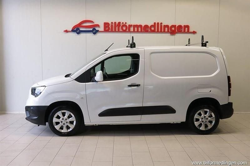 Vit svart Begagnad 2019 Opel Combo Van | 159 900 kr (Marknadspris) - Bild 1/4