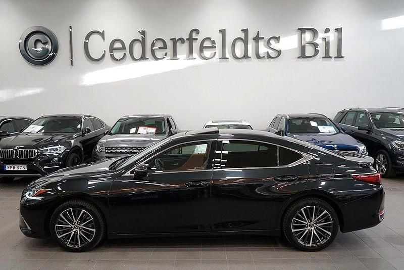 Svart Begagnad 2024 Lexus ES300H Limited Edition Sedan | 459 900 kr (Dyr) - Bild 1/4