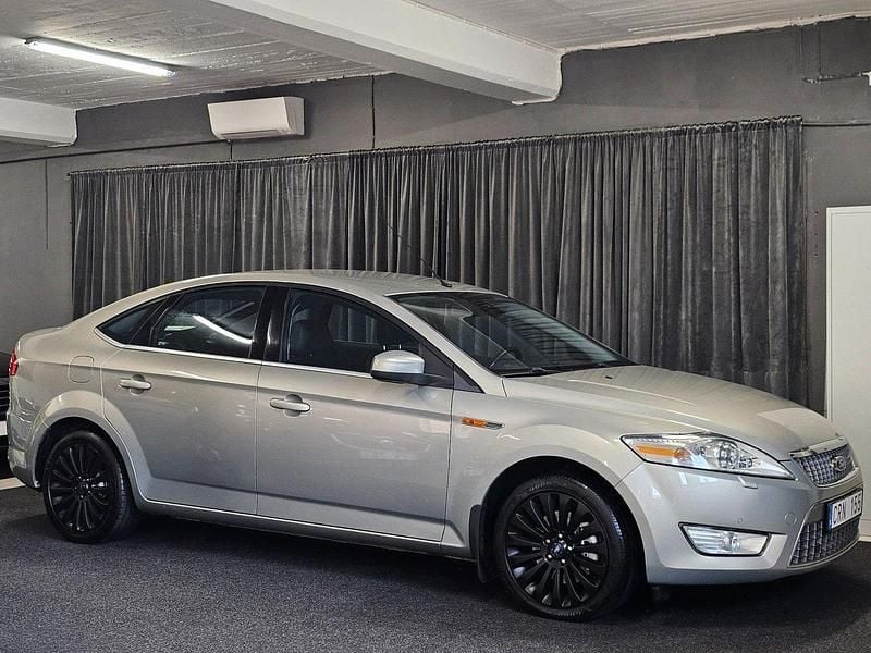 Grå Begagnad 2010 Ford Mondeo Titanium X Halvkombi | 68 900 kr (Dyr) - Bild 1/4