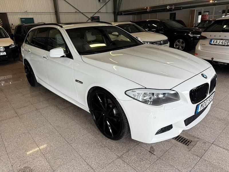 Vit Begagnad 2012 BMW 520 M Sport Kombi | 149 900 kr (Dyr) - Bild 1/4