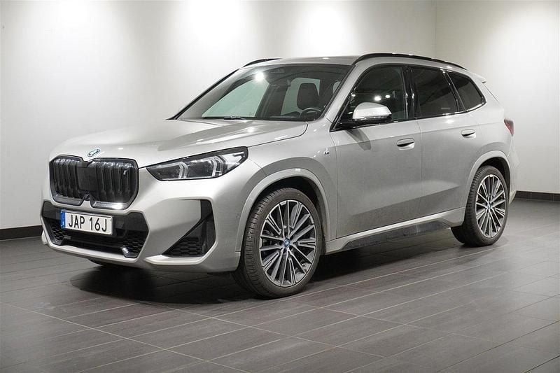 Grå Begagnad 2023 BMW iX1 M Sport SUV | 519 500 kr (Lite dyr) - Bild 1/4