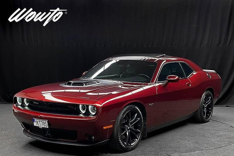 Mörkröd Begagnad 2018 Dodge Challenger Sportkupé | 449 800 kr (Marknadspris) - Bild 1/3