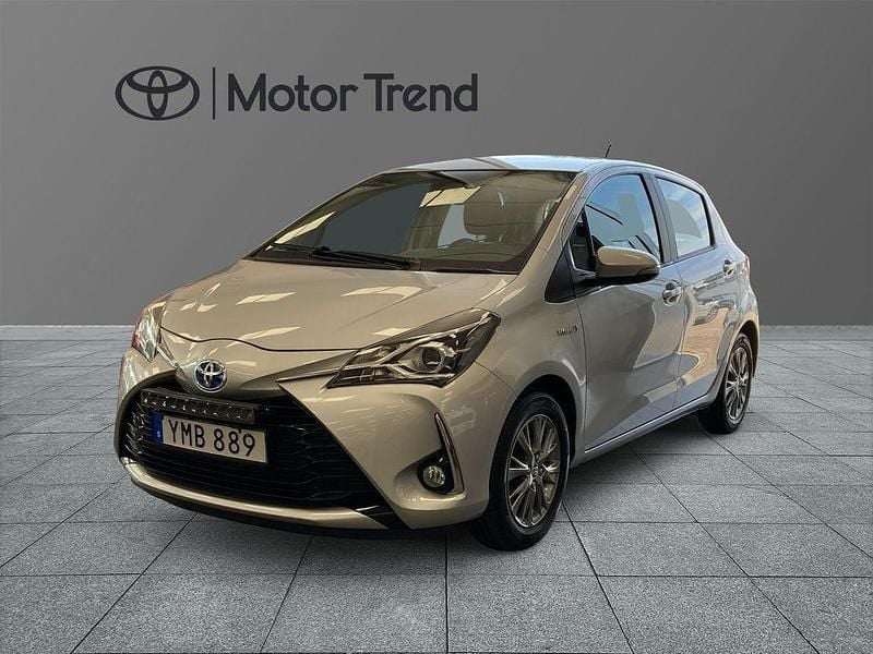 Silver Begagnad 2017 Toyota Yaris Hybrid Active Halvkombi | 139 000 kr (Marknadspris) - Bild 1/3