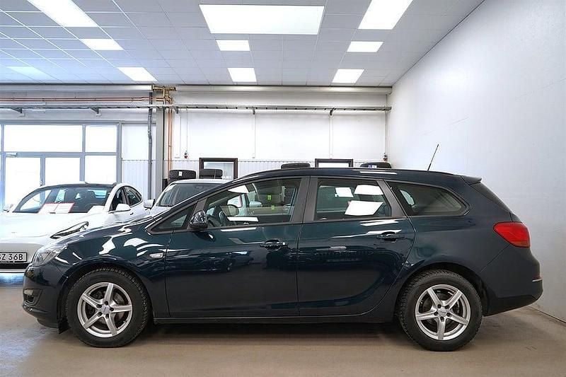 Begagnad Opel Astra Enjoy 140 HK (102 kW) 2015 Grönmetallic Kombi