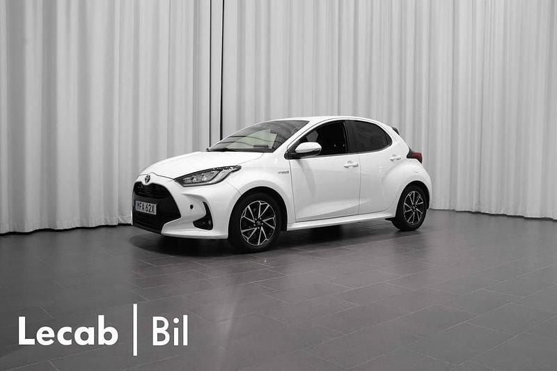 Vit Begagnad 2021 Toyota Yaris Hybrid Halvkombi | 189 500 kr (Marknadspris) - Bild 1/4