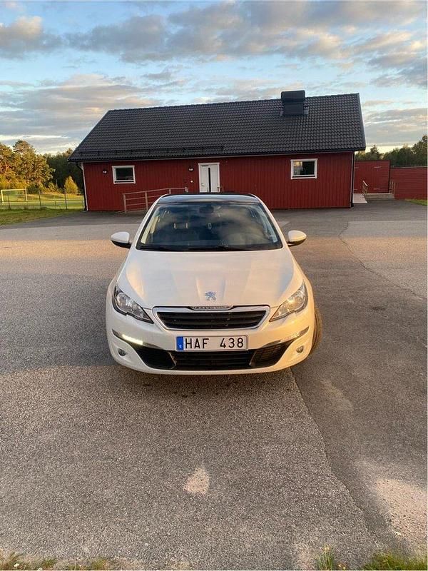 Vit Begagnad 2013 Peugeot 308 Active Halvkombi | 64 000 kr (Marknadspris) - Bild 1/4