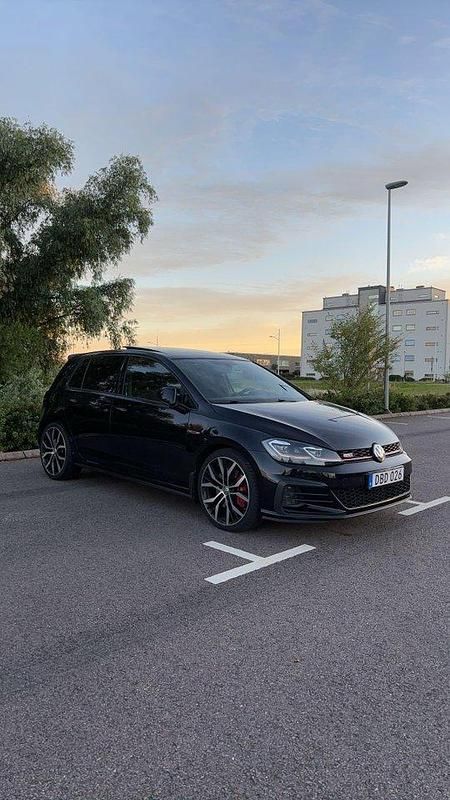 Svart Begagnad 2017 VW Golf VII Edition Halvkombi | 249 000 kr (Marknadspris) - Bild 1/4