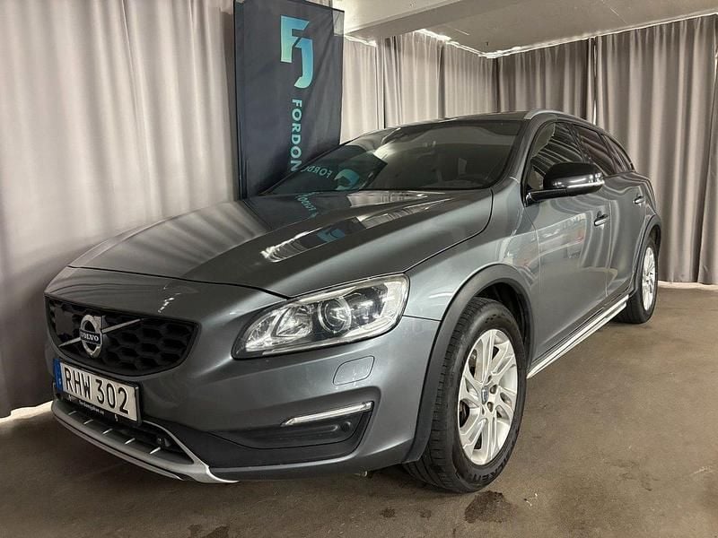 Grå Begagnad 2017 Volvo V60 CC Kombi | 174 900 kr (Bra pris) - Bild 1/4