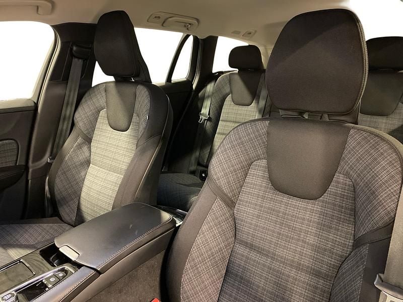 Begagnad Volvo V60 252 HK (185 kW) 2023 Svart Kombi