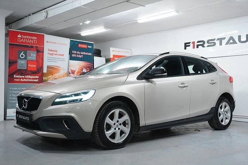 Begagnad Volvo V40 Business Edition 150 HK (110 kW) 2017 Ljusbrun Halvkombi