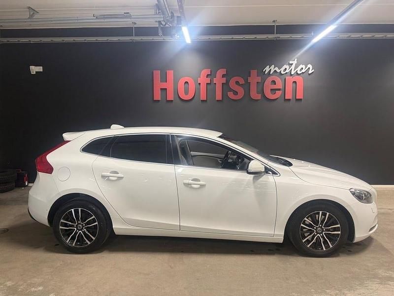 Begagnad Volvo V40 Momentum 190 HK (139 kW) 2014 Vit Halvkombi