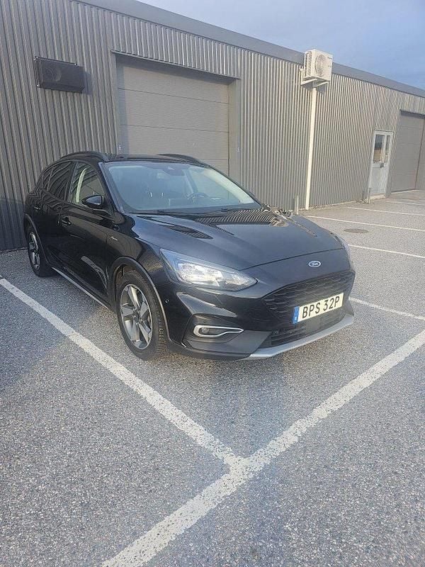 Svart Begagnad 2020 Ford Focus Active Halvkombi | 154 900 kr (Marknadspris) - Bild 1/4