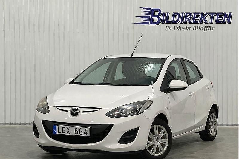 Vit Begagnad 2010 Mazda 2 Halvkombi | 49 900 kr (Marknadspris) - Bild 1/4