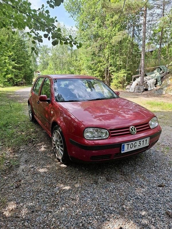 Röd Begagnad 2003 VW Golf IV Trendline Halvkombi | 20 000 kr (Bra pris) - Bild 1/3