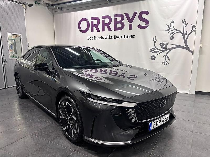 Grå Ny 2025 Mazda 6e Takumi-Line Halvkombi | 459 900 kr (Marknadspris) - Bild 1/4
