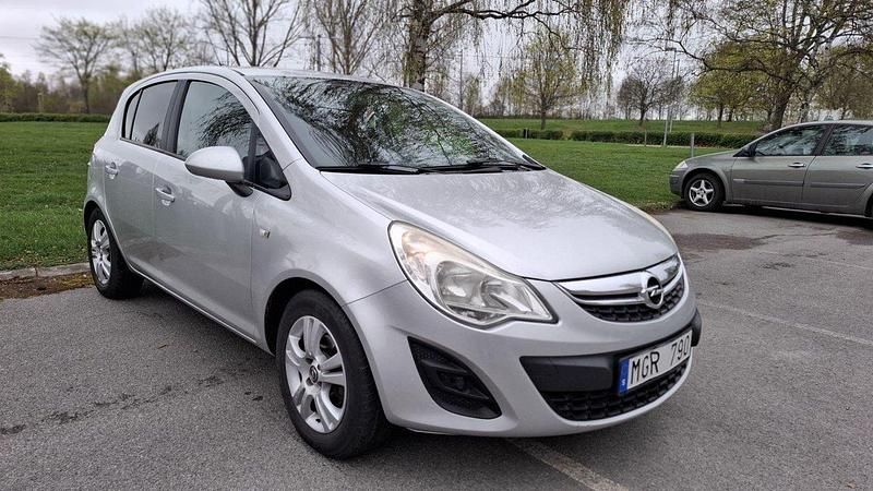 Grå Begagnad 2012 Opel Corsa Enjoy Halvkombi | 28 500 kr (Superpris) - Bild 1/4