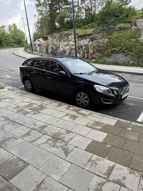 Svart Begagnad 2013 Volvo V60 Momentum Kombi | 85 000 kr (Superpris) - Bild 1/4