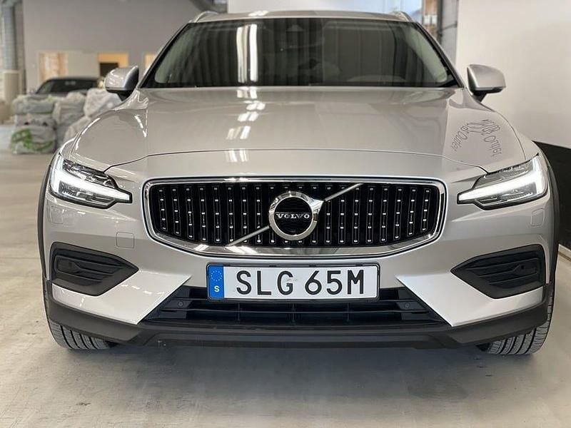 Begagnad Volvo V60 CC 197 HK (144 kW) 2021 Silver Kombi
