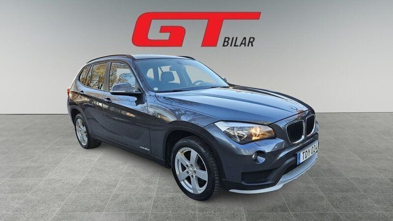 Grå Begagnad 2014 BMW X1 SUV | 109 900 kr (Marknadspris) - Bild 1/4