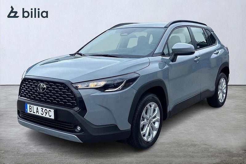 Grå Begagnad 2025 Toyota Corolla Cross Active SUV | 369 900 kr (Marknadspris) - Bild 1/4