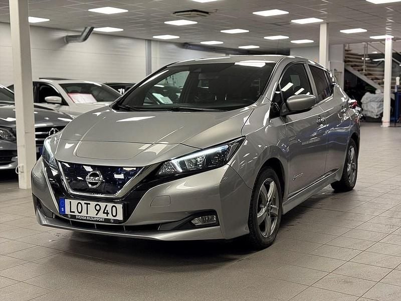 Begagnad Nissan Leaf N-Connecta 111 kW (151 HK) 2018 Silver Halvkombi
