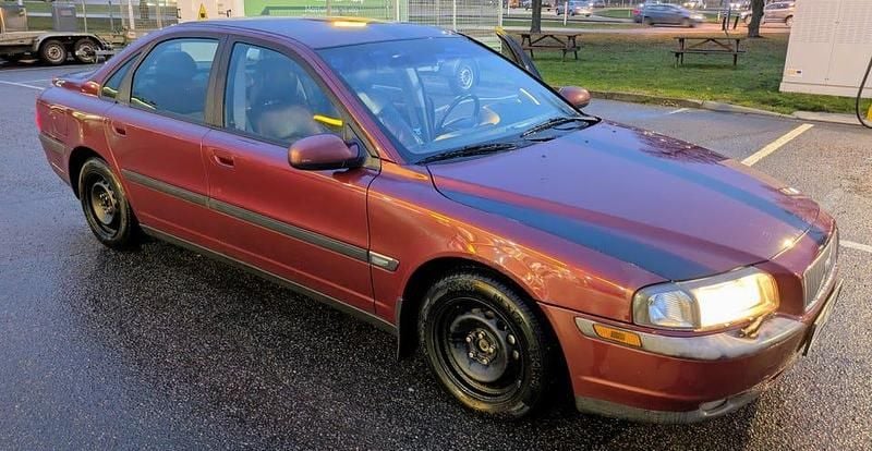 Begagnad Volvo S80 170 HK (125 kW) 2000 Röd med svarta dekaler som går att ta bort. Sedan