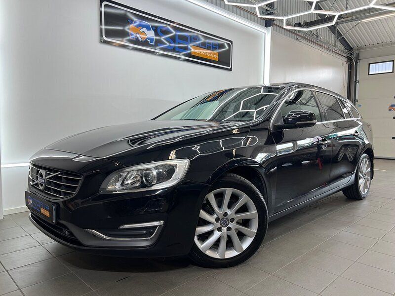 Svart Begagnad 2015 Volvo V60 Momentum Kombi | 139 900 kr (Marknadspris) - Bild 1/4