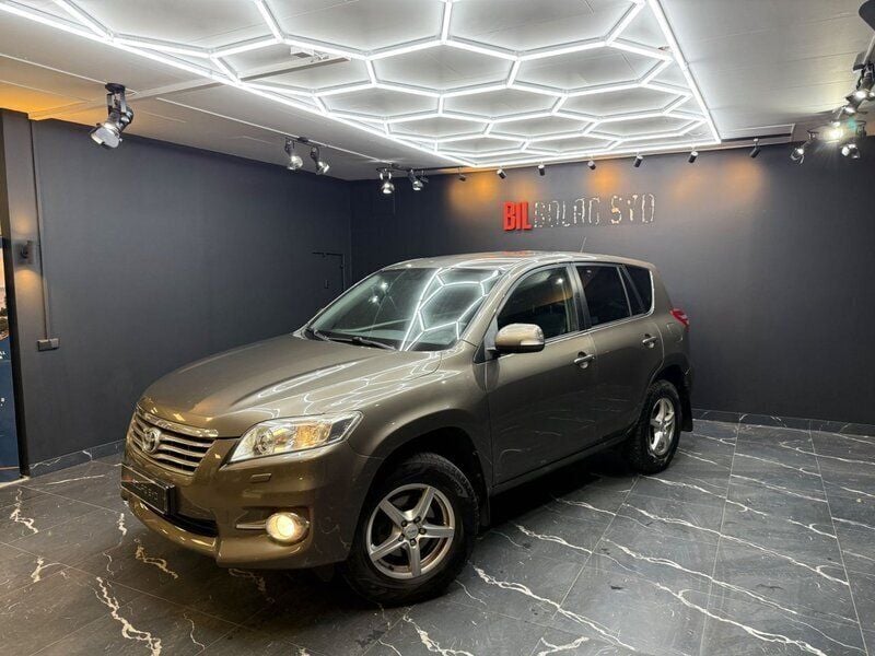 Brun Begagnad 2010 Toyota RAV4 SUV | 94 800 kr (Bra pris) - Bild 1/4